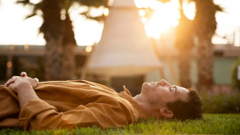 image d'un homme faisant un exercice de respiration